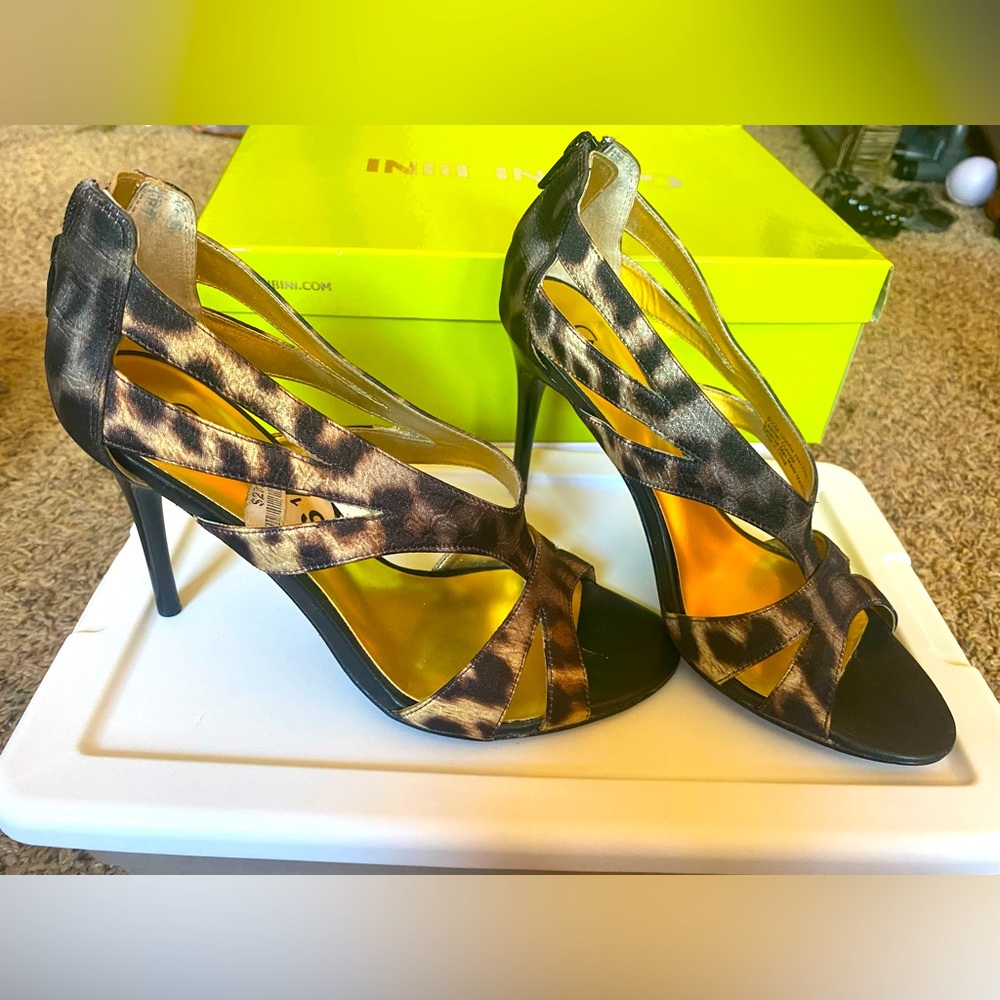 Carlos by Carlos Santana camo leather heels